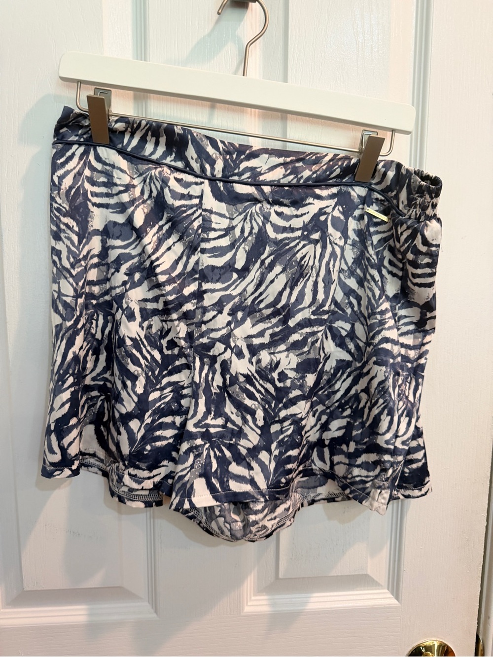 Women’s Navy & White Abstract Print shorts Size Large
